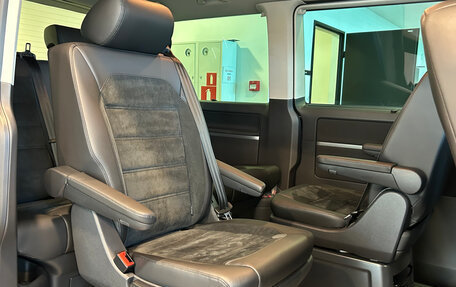 Volkswagen Multivan T6 рестайлинг, 2019 год, 4 600 000 рублей, 21 фотография