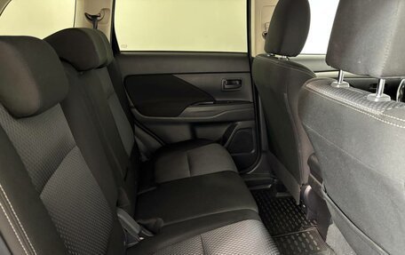 Mitsubishi Outlander III рестайлинг 3, 2017 год, 1 499 000 рублей, 12 фотография