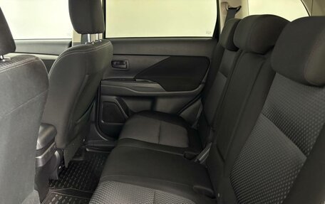 Mitsubishi Outlander III рестайлинг 3, 2017 год, 1 499 000 рублей, 13 фотография