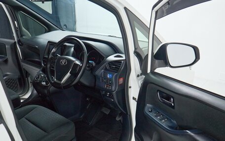 Toyota Voxy III, 2015 год, 1 755 000 рублей, 8 фотография