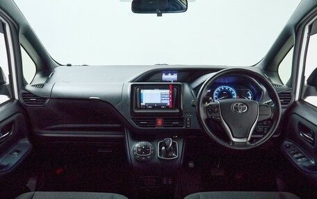 Toyota Voxy III, 2015 год, 1 755 000 рублей, 9 фотография