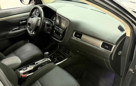 Mitsubishi Outlander III рестайлинг 3, 2018 год, 1 850 000 рублей, 14 фотография