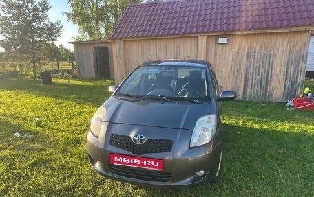 Toyota Yaris III рестайлинг, 2008 год, 460 000 рублей, 2 фотография