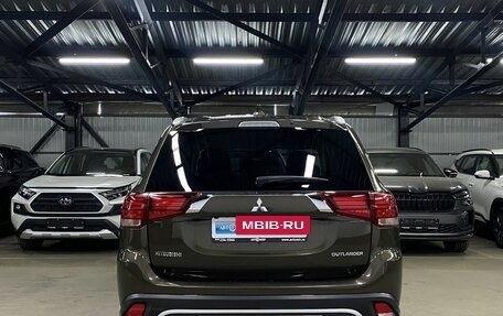 Mitsubishi Outlander III рестайлинг 3, 2020 год, 2 150 000 рублей, 7 фотография