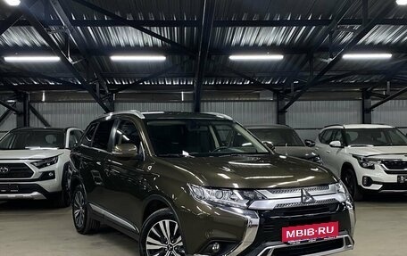 Mitsubishi Outlander III рестайлинг 3, 2020 год, 2 150 000 рублей, 3 фотография