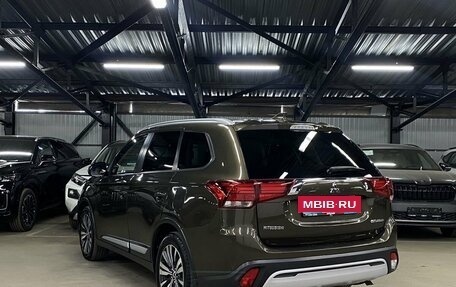 Mitsubishi Outlander III рестайлинг 3, 2020 год, 2 150 000 рублей, 8 фотография