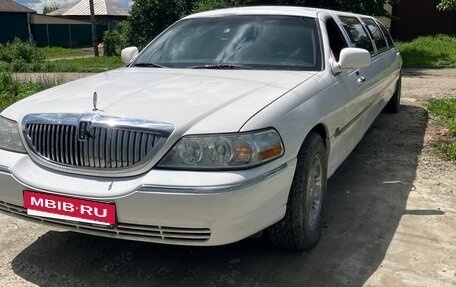 Lincoln Town Car III рестайлинг, 2003 год, 500 000 рублей, 2 фотография