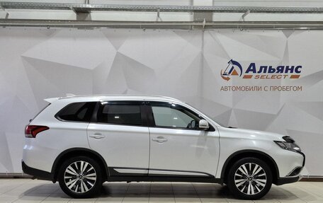 Mitsubishi Outlander III рестайлинг 3, 2018 год, 2 000 000 рублей, 2 фотография