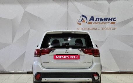 Mitsubishi Outlander III рестайлинг 3, 2018 год, 2 000 000 рублей, 4 фотография