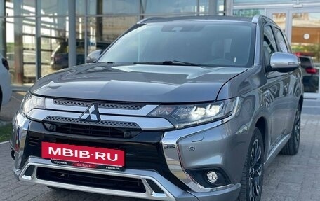 Mitsubishi Outlander III рестайлинг 3, 2020 год, 2 480 000 рублей, 2 фотография