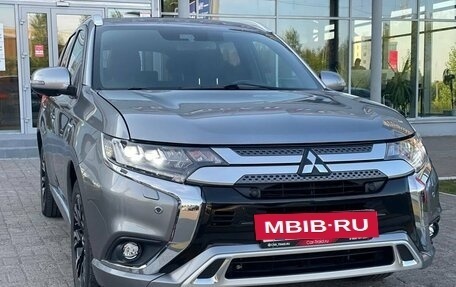 Mitsubishi Outlander III рестайлинг 3, 2020 год, 2 480 000 рублей, 4 фотография
