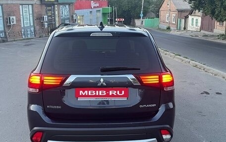 Mitsubishi Outlander III рестайлинг 3, 2018 год, 1 740 000 рублей, 4 фотография