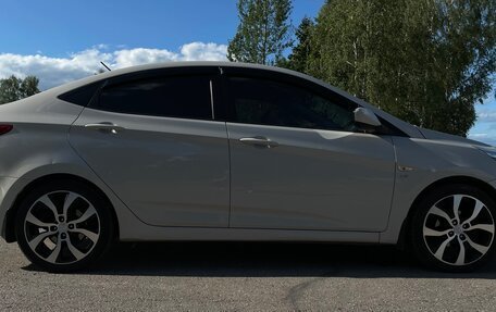 Hyundai Solaris II рестайлинг, 2015 год, 1 000 000 рублей, 5 фотография