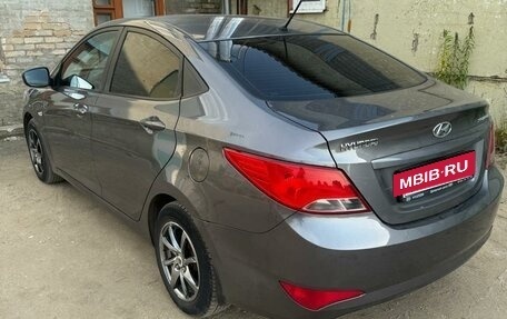 Hyundai Solaris II рестайлинг, 2015 год, 1 000 000 рублей, 4 фотография