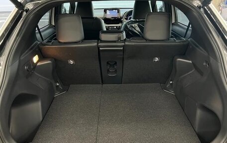 Toyota Yaris Cross, 2022 год, 1 650 000 рублей, 28 фотография