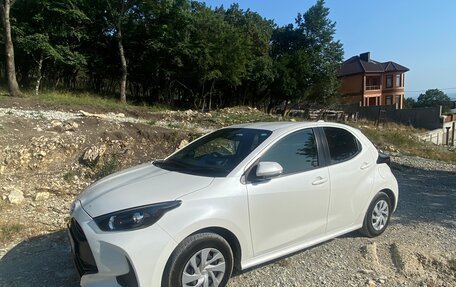 Toyota Yaris, 2022 год, 1 470 000 рублей, 4 фотография