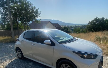 Toyota Yaris, 2022 год, 1 470 000 рублей, 3 фотография
