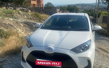 Toyota Yaris, 2022 год, 1 470 000 рублей, 2 фотография