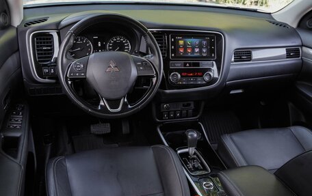 Mitsubishi Outlander III рестайлинг 3, 2019 год, 2 150 000 рублей, 6 фотография