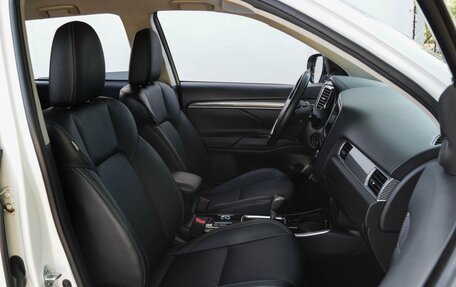 Mitsubishi Outlander III рестайлинг 3, 2019 год, 2 150 000 рублей, 8 фотография