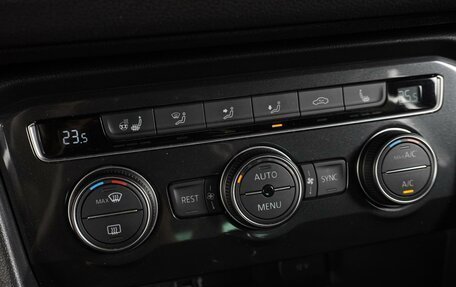 Volkswagen Tiguan II, 2018 год, 2 399 000 рублей, 17 фотография