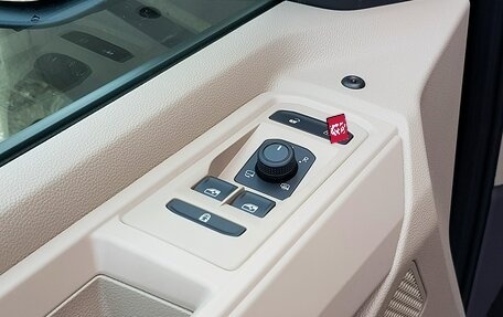 Volkswagen Multivan, 2022 год, 4 550 000 рублей, 13 фотография