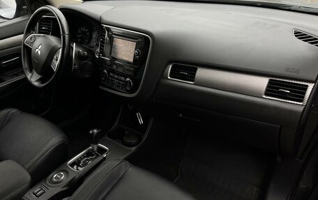Mitsubishi Outlander III рестайлинг 3, 2014 год, 1 330 000 рублей, 15 фотография