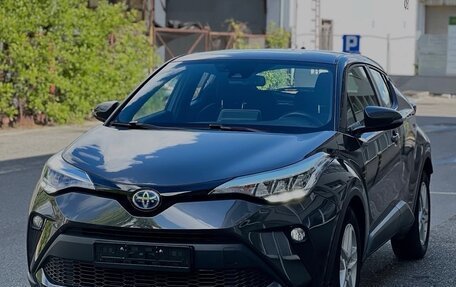Toyota C-HR I рестайлинг, 2022 год, 2 240 000 рублей, 2 фотография