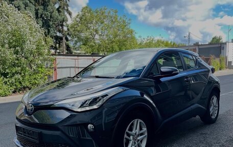 Toyota C-HR I рестайлинг, 2022 год, 2 240 000 рублей, 3 фотография