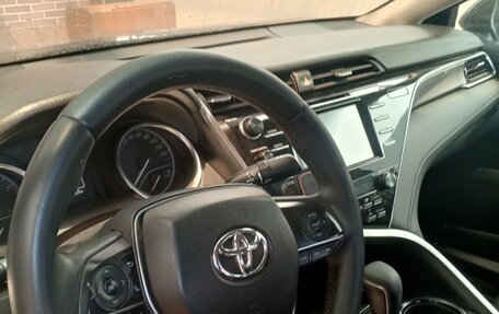 Toyota Camry, 2019 год, 1 600 000 рублей, 5 фотография