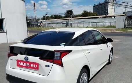 Toyota Prius IV XW50, 2019 год, 1 800 000 рублей, 3 фотография