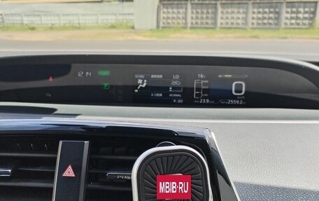 Toyota Prius IV XW50, 2019 год, 1 800 000 рублей, 6 фотография