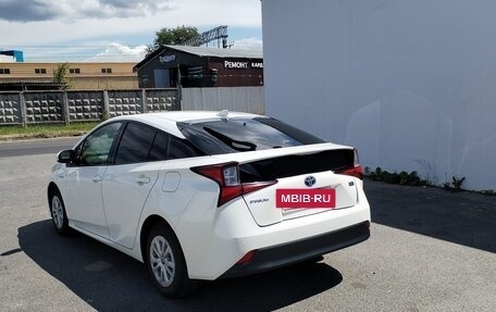 Toyota Prius IV XW50, 2019 год, 1 800 000 рублей, 14 фотография