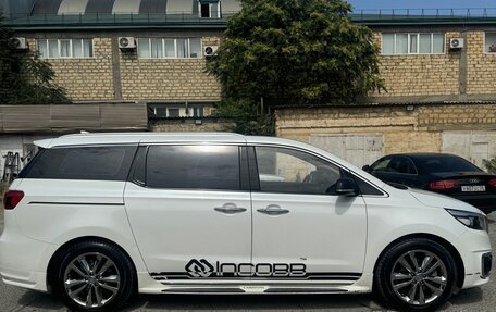 KIA Carnival III, 2017 год, 2 500 000 рублей, 3 фотография