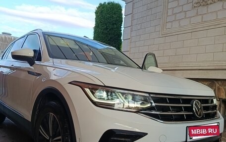 Volkswagen Tiguan II, 2021 год, 3 480 000 рублей, 2 фотография