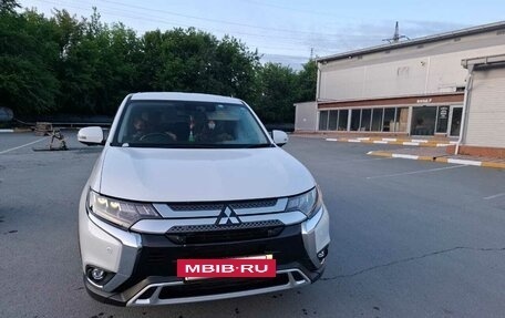 Mitsubishi Outlander III рестайлинг 3, 2018 год, 2 420 000 рублей, 2 фотография