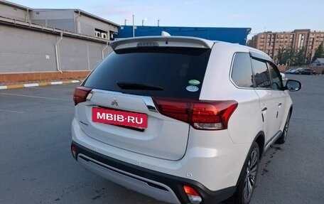 Mitsubishi Outlander III рестайлинг 3, 2018 год, 2 420 000 рублей, 4 фотография
