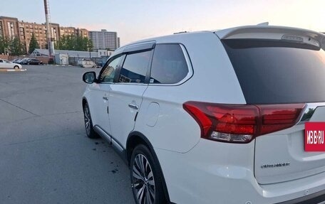 Mitsubishi Outlander III рестайлинг 3, 2018 год, 2 420 000 рублей, 8 фотография