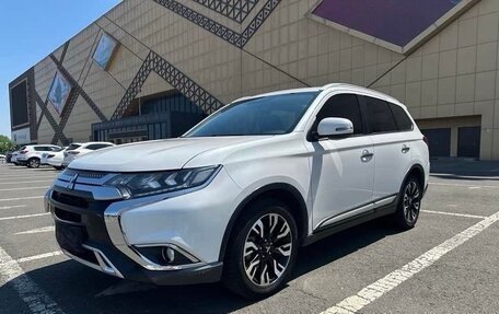 Mitsubishi Outlander III рестайлинг 3, 2021 год, 2 200 000 рублей, 1 фотография