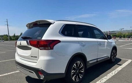 Mitsubishi Outlander III рестайлинг 3, 2021 год, 2 200 000 рублей, 3 фотография
