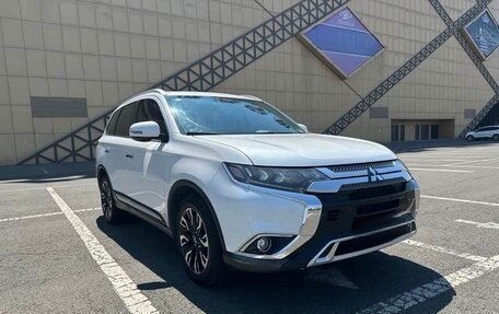 Mitsubishi Outlander III рестайлинг 3, 2021 год, 2 200 000 рублей, 2 фотография