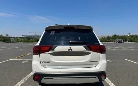 Mitsubishi Outlander III рестайлинг 3, 2021 год, 2 200 000 рублей, 5 фотография