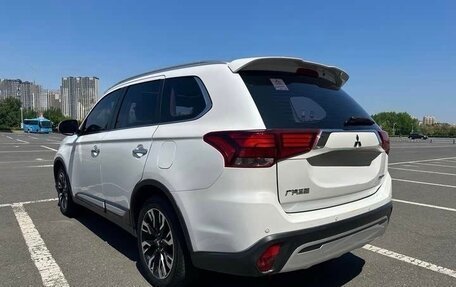 Mitsubishi Outlander III рестайлинг 3, 2021 год, 2 200 000 рублей, 4 фотография
