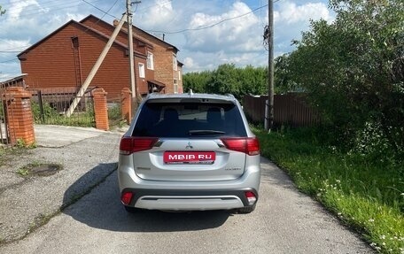 Mitsubishi Outlander III рестайлинг 3, 2018 год, 2 100 000 рублей, 1 фотография