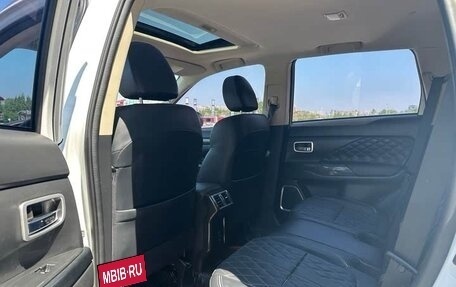 Mitsubishi Outlander III рестайлинг 3, 2021 год, 2 200 000 рублей, 10 фотография