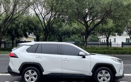 Toyota RAV4, 2022 год, 2 020 000 рублей, 4 фотография