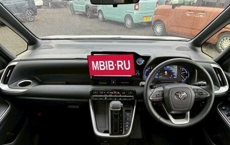 Toyota Noah, 2022 год, 2 495 000 рублей, 9 фотография