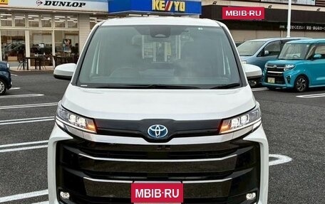 Toyota Noah, 2022 год, 2 495 000 рублей, 2 фотография