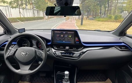 Toyota C-HR I рестайлинг, 2022 год, 1 490 000 рублей, 9 фотография