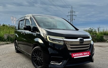 Honda Stepwgn IV, 2017 год, 2 350 000 рублей, 3 фотография